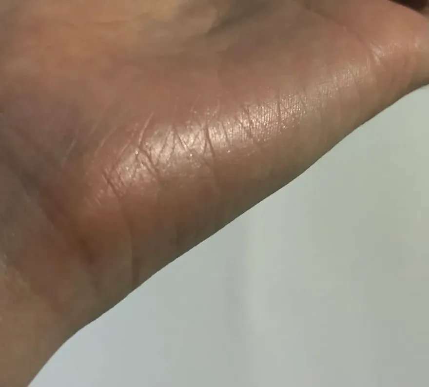 맥 하이라이터 라이츠카페이드, 은은한 광채와 맑은 피부 연출 — 사진 6