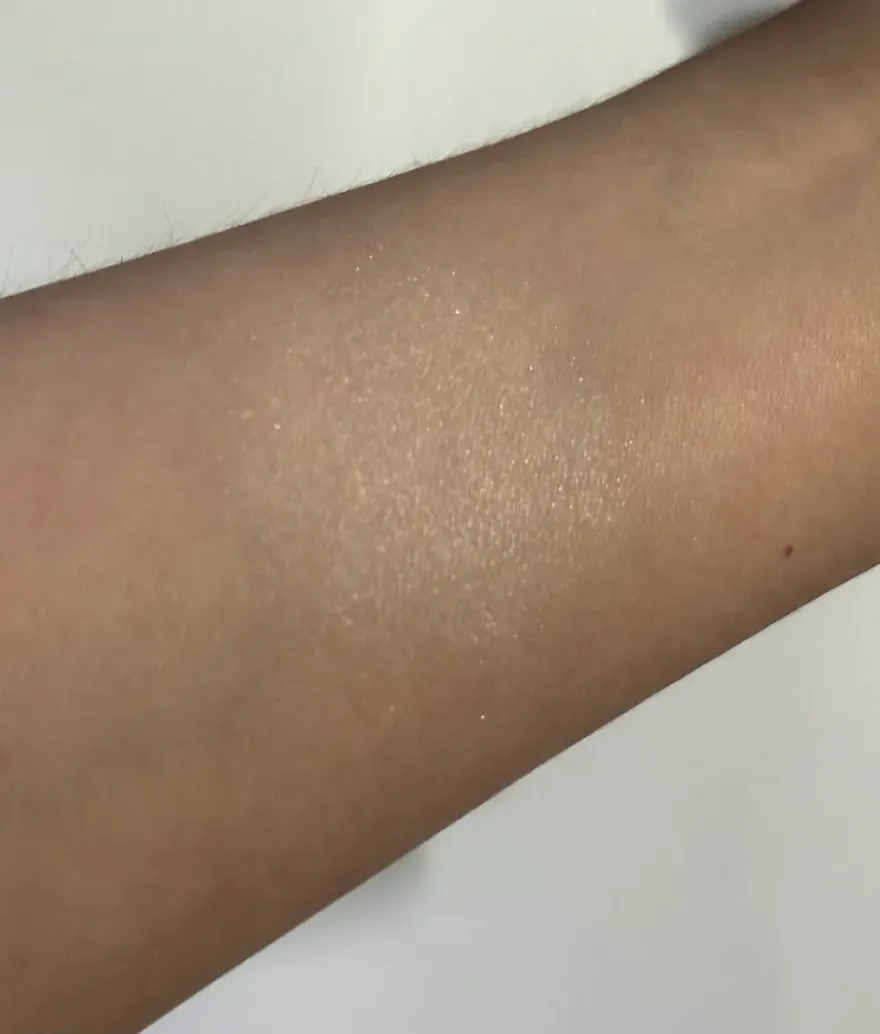 맥 하이라이터 라이츠카페이드, 은은한 광채와 맑은 피부 연출 — 사진 8