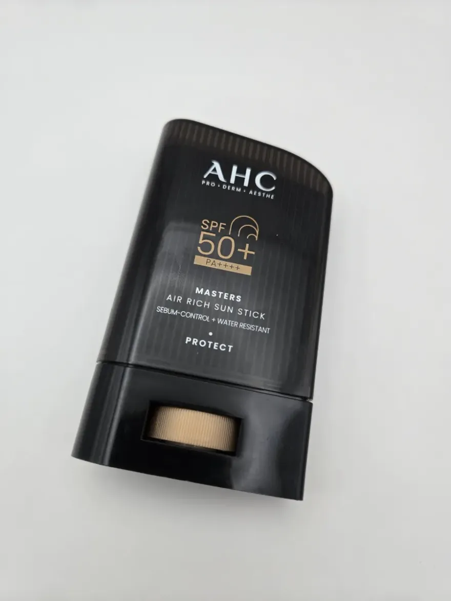  AHC 선스틱, 백탁·끈적임 없이 깔끔한 사용감