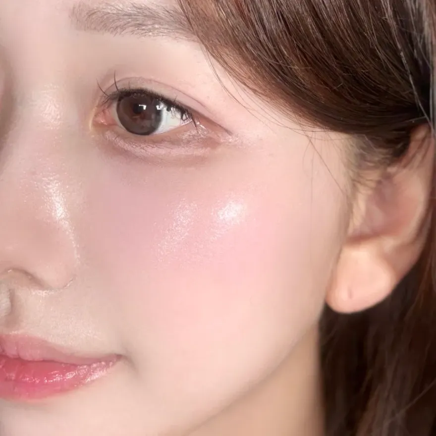 입큰 쿠션 블러셔 그레이피, 쿨톤 피부에 맑은 생기 더하는 물광 치크 — 사진 5