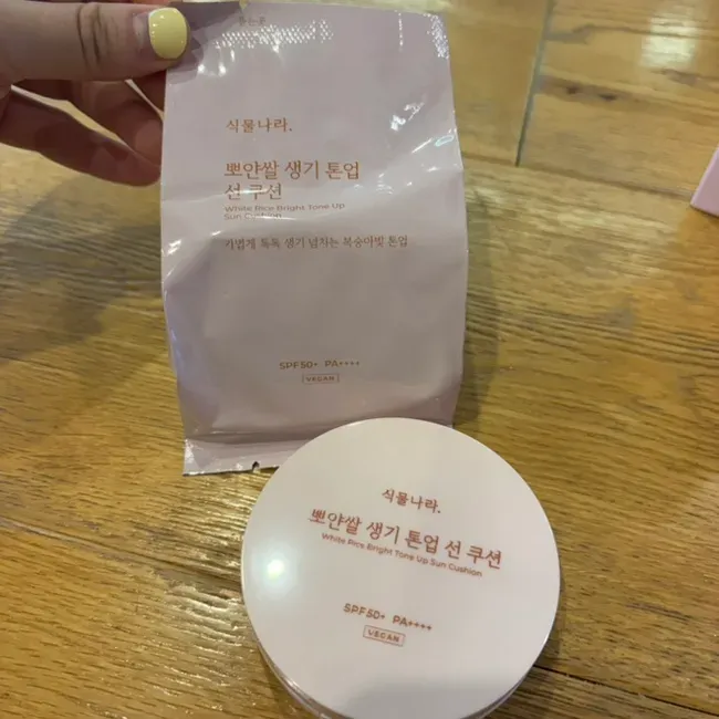식물나라 톤업 선쿠션, 덧바르기 편한 자연스러운 사용감 — 사진 3